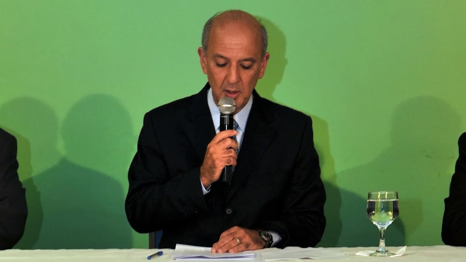 José Roberto Arruda fala ao microfone em coletiva de imprensa, foto de arquivo de 2009