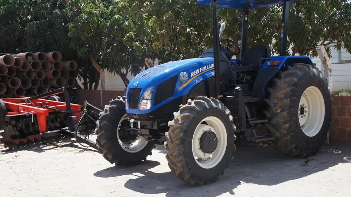 Trator agrícola com implementos estacionado em pátio no Brasil