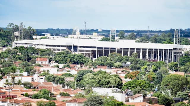 Vista aérea do Estádio Municipal Fonte Luminosa, em Araraquara, cercado por árvores e casas