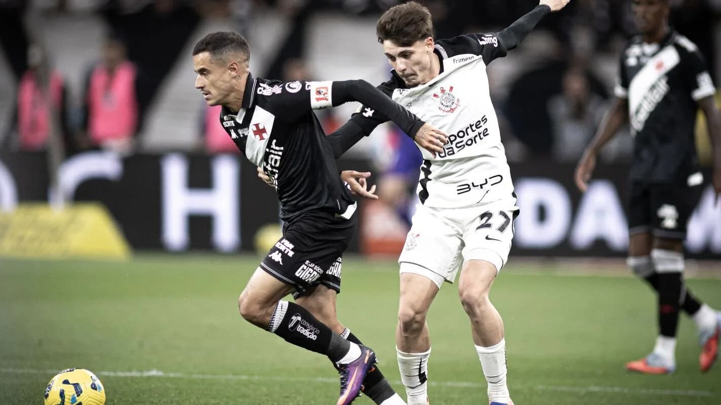 Jogadores do Vasco da Gama em campo, de uniforme preto e branco, em foto de arquivo do clube