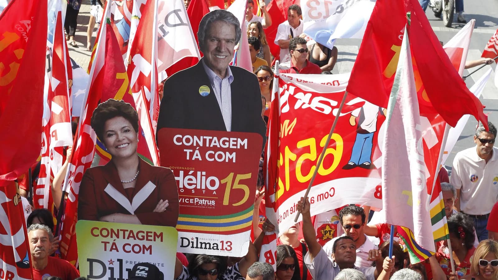 Ato de campanha do PT com bandeiras e cartazes em Contagem, cidade que Marília Campos governou como prefeita