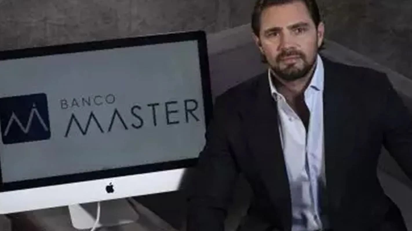 Daniel Vorcaro, dono do Banco Master, ao lado da logo da instituição