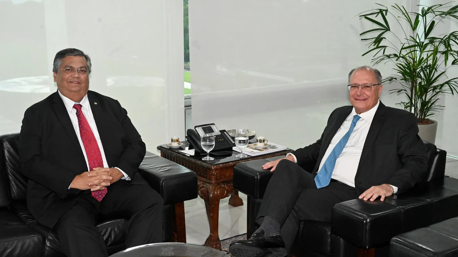 Flávio Dino em reunião de trabalho durante gestão como ministro da Justiça