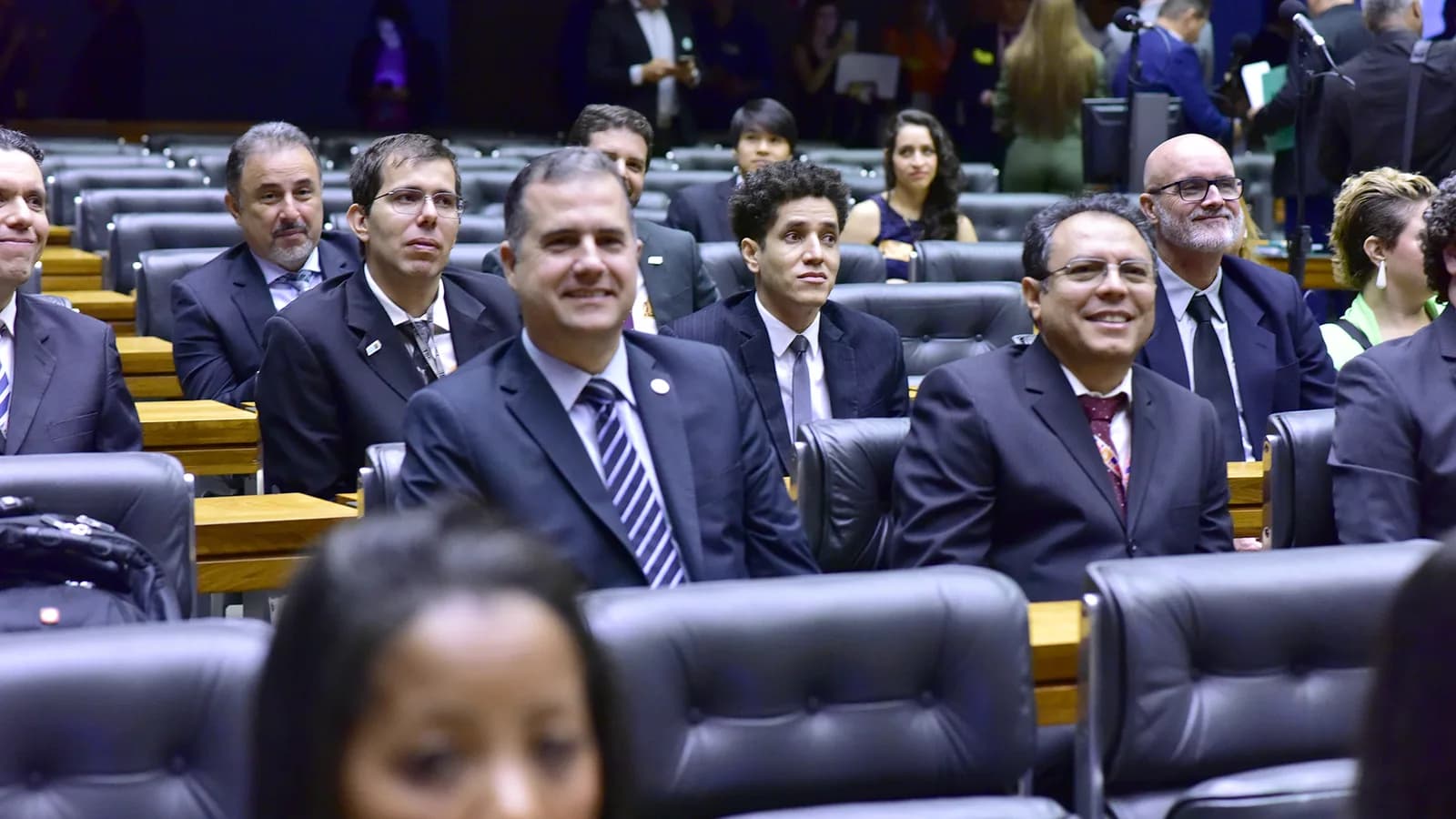 Plenário da Câmara dos Deputados durante sessão, com deputados sentados em suas cadeiras
