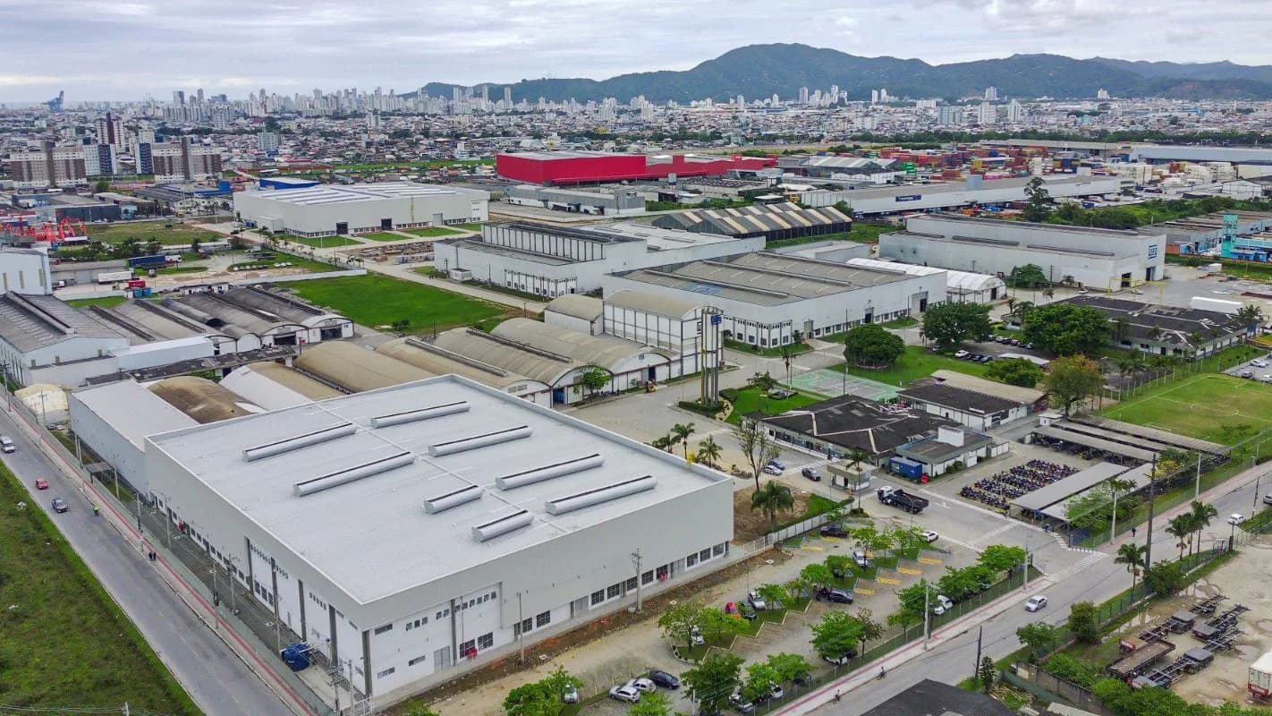Vista aérea do complexo industrial da WEG em Itajaí, Santa Catarina