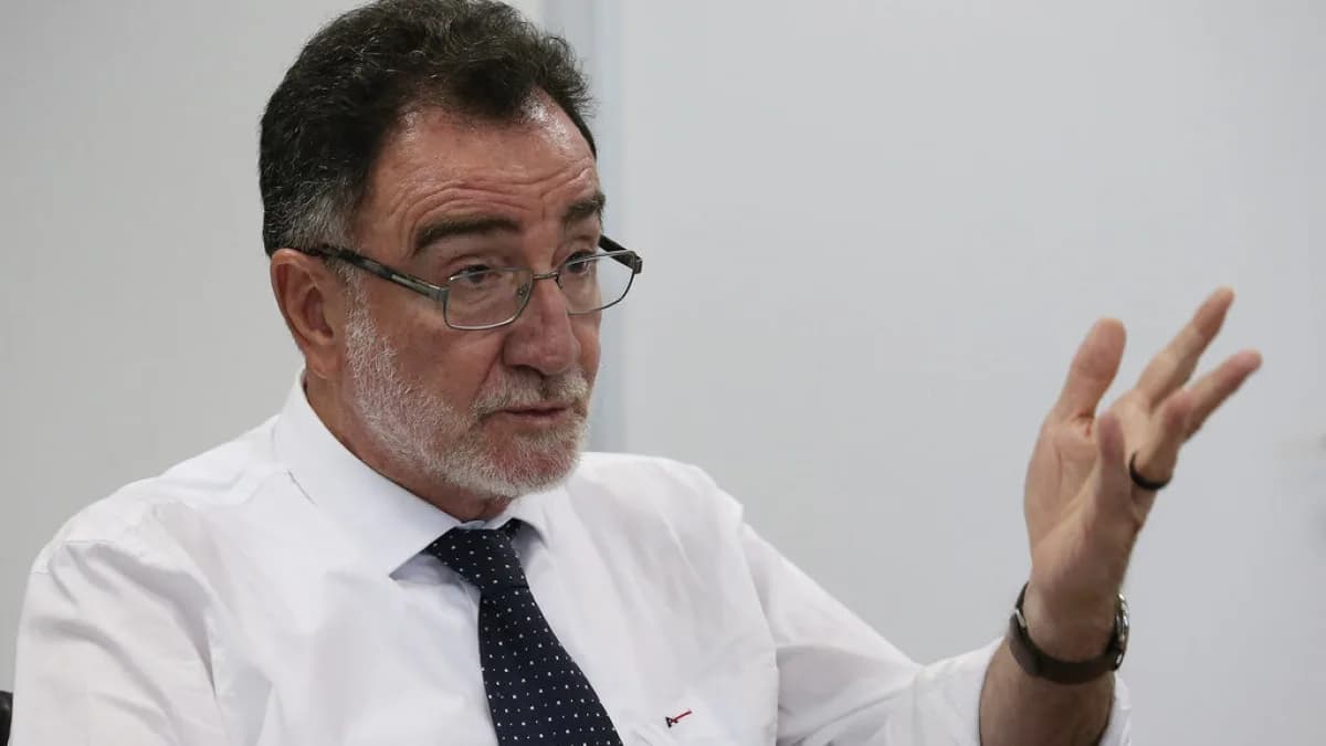 Patrus Ananias, candidato do PT ao governo de Minas Gerais, gesticula durante entrevista