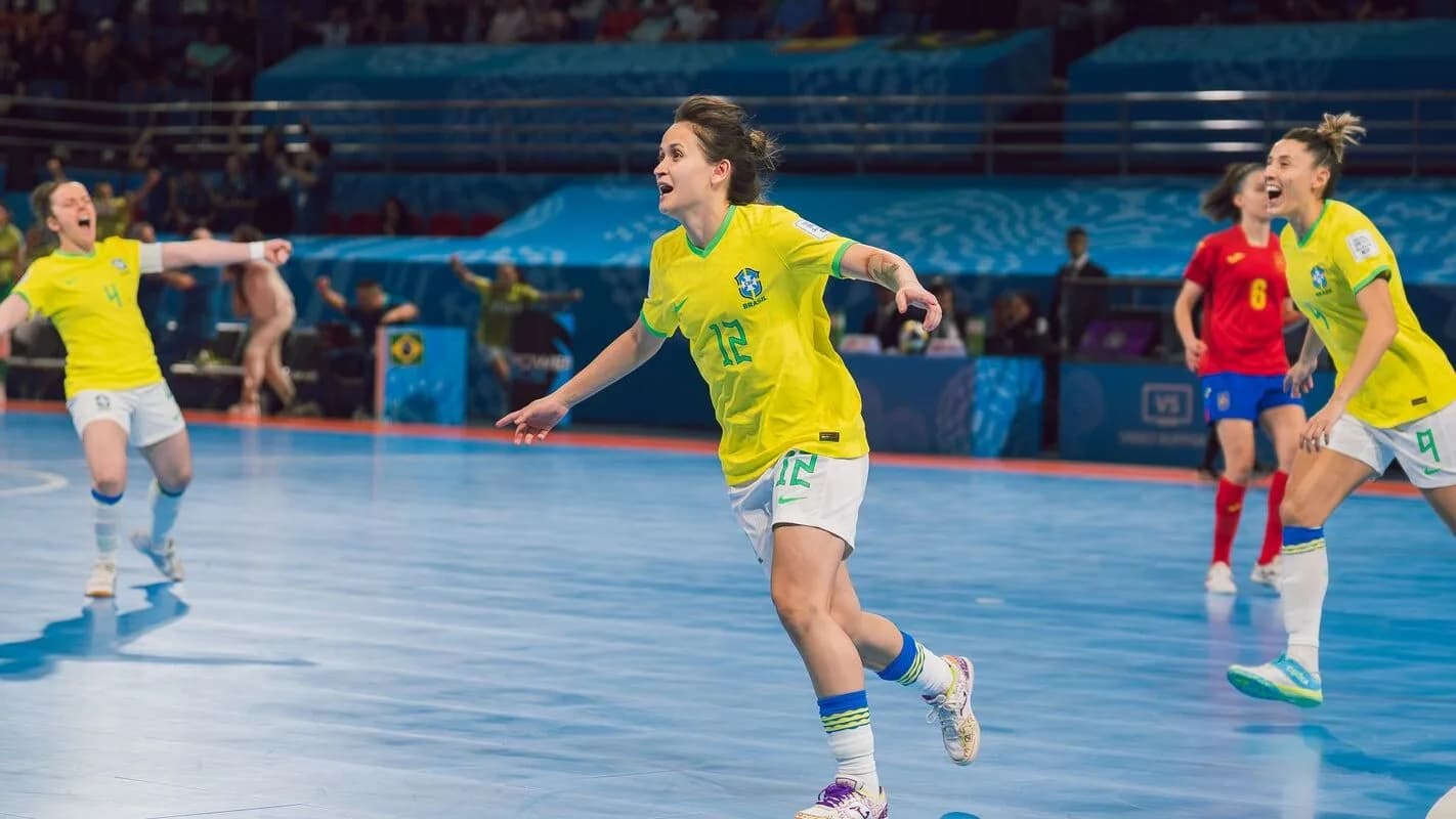 Jogadoras da seleção brasileira de futsal feminino comemoram em quadra