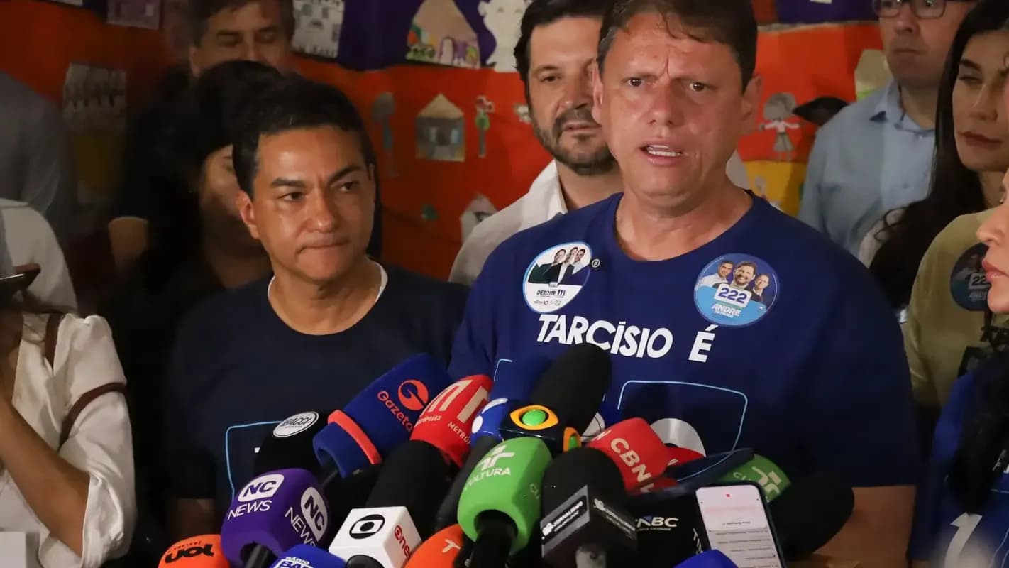 Tarcísio de Freitas cercado de microfones e apoiadores após a reeleição para governador de São Paulo