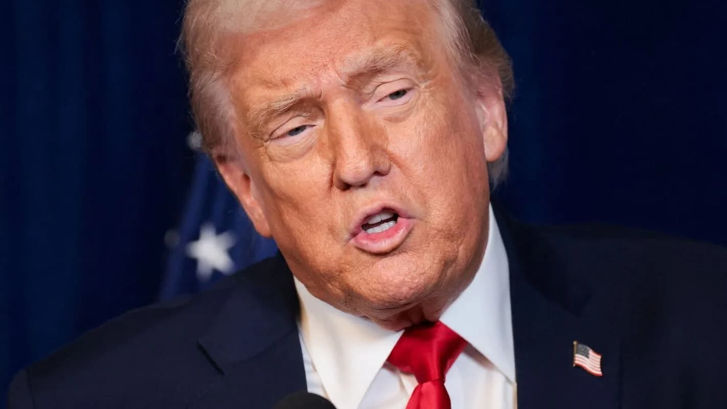 Donald Trump fala durante evento oficial, com bandeira dos Estados Unidos ao fundo