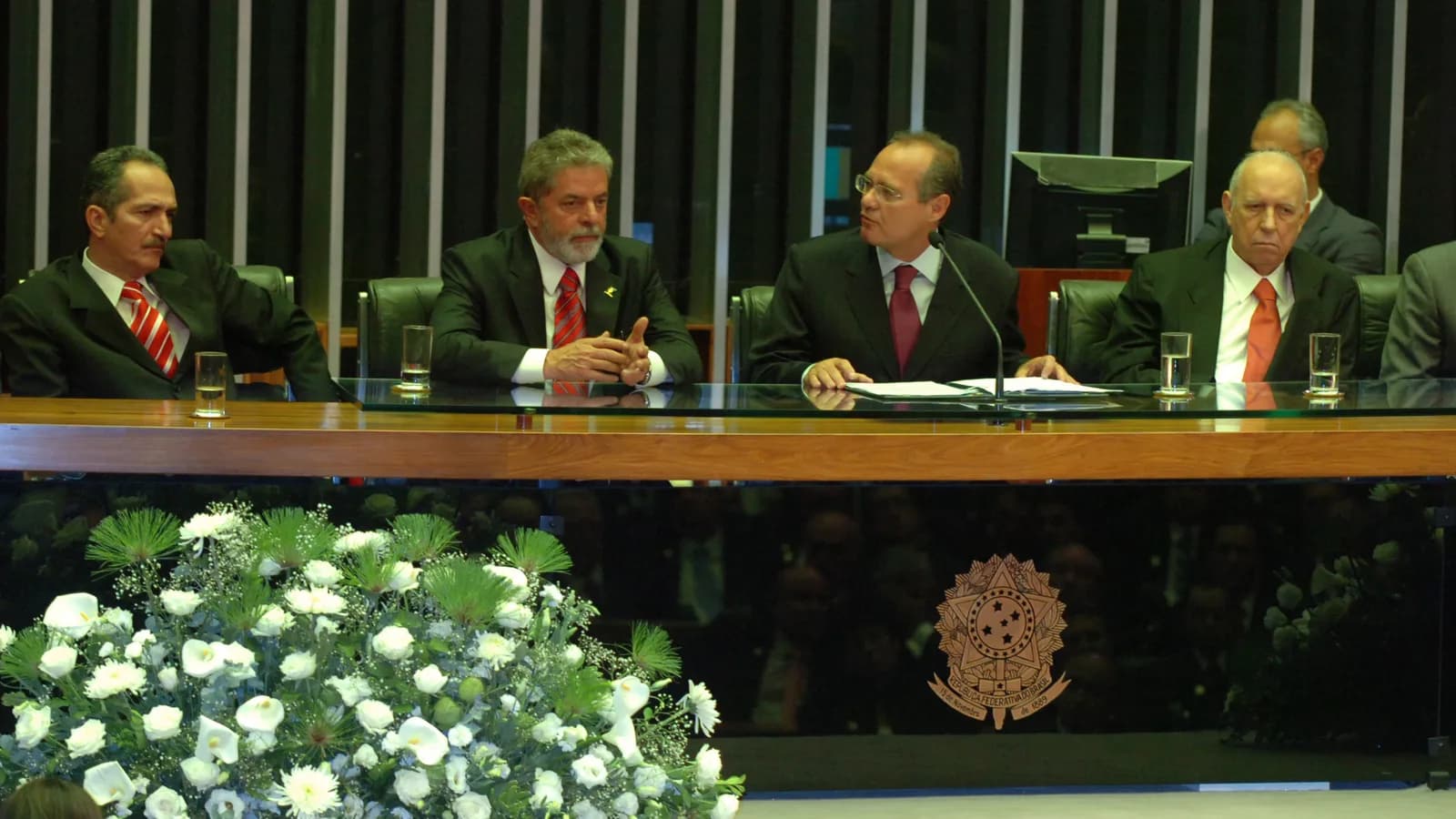 Luiz Inácio Lula da Silva em mesa oficial, foto de arquivo