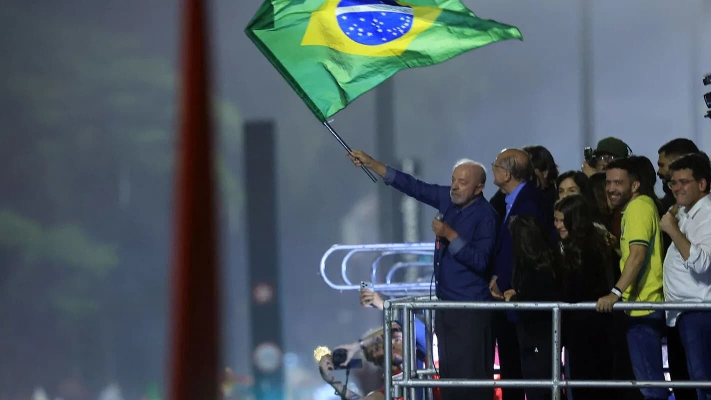 Público com bandeiras do Brasil em festa da vitória de Lula após o 2º turno das eleições de 2026