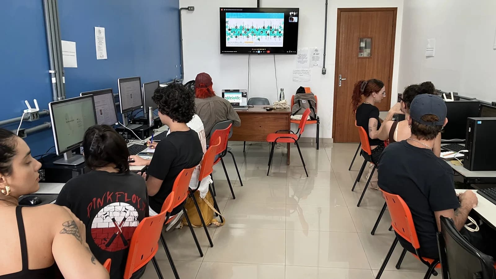 Estudantes em sala de aula durante atividade escolar