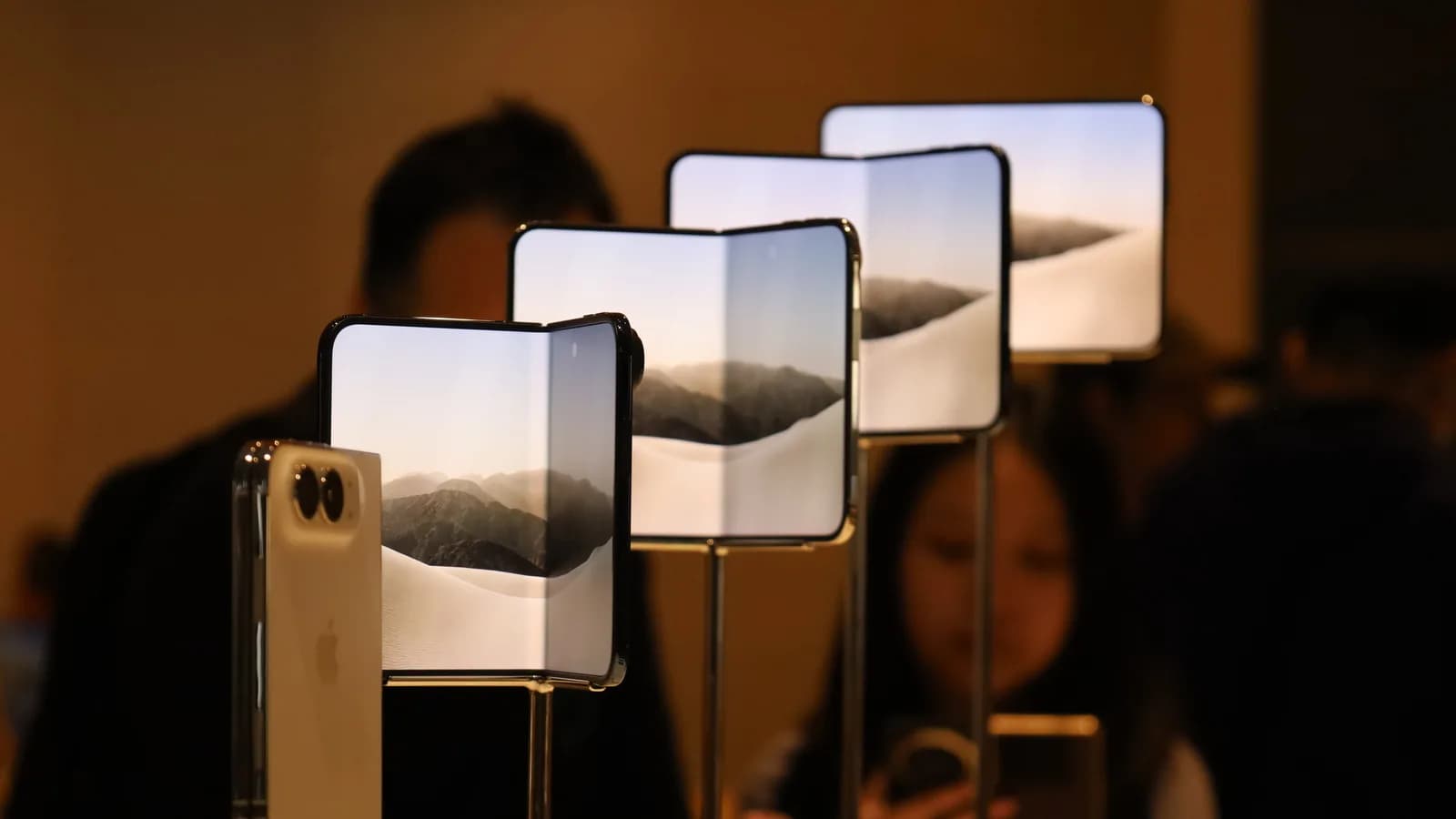 Unidades do iPhone Duo expostas em loja da Apple durante o lançamento