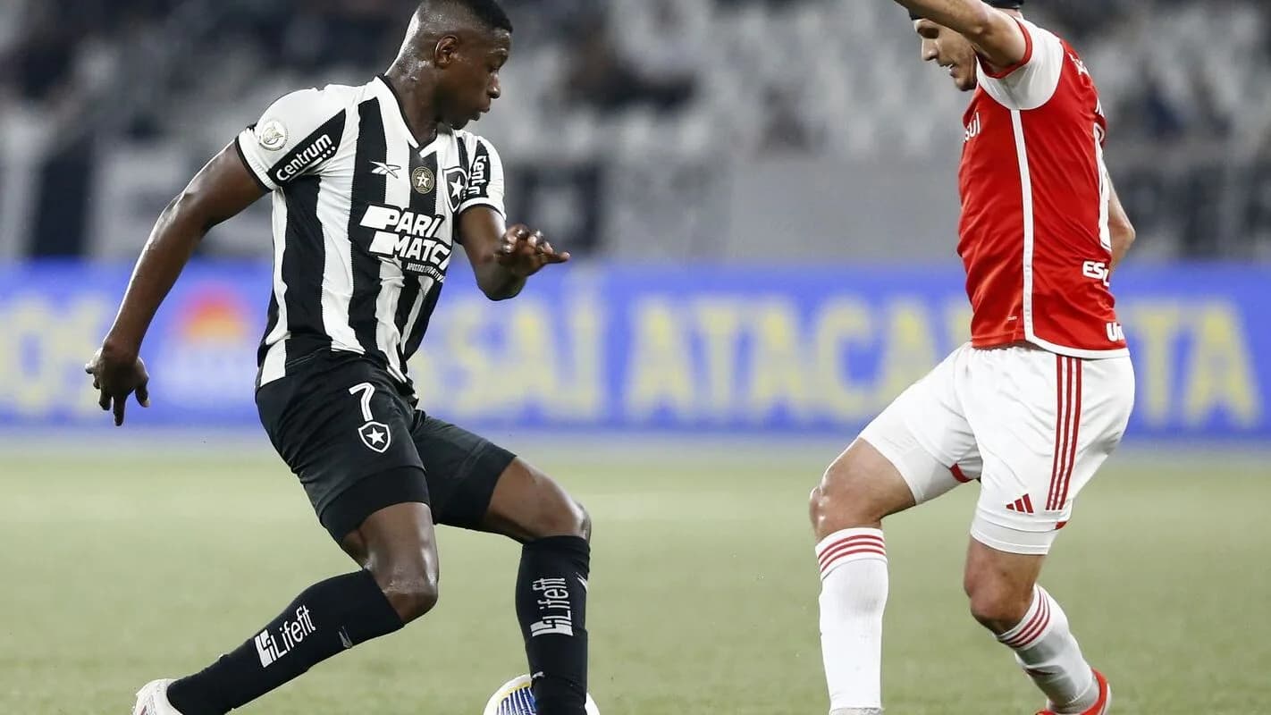 Jogadores do Botafogo e do Internacional disputam bola em campo (foto de arquivo)