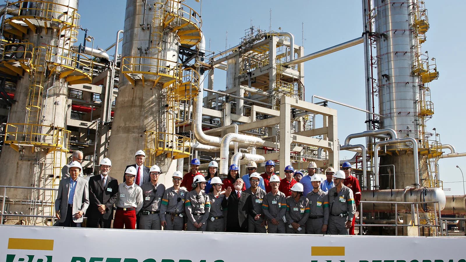 Lula ao lado de trabalhadores em refinaria da Petrobras (foto de arquivo, 2009, ilustrativa)