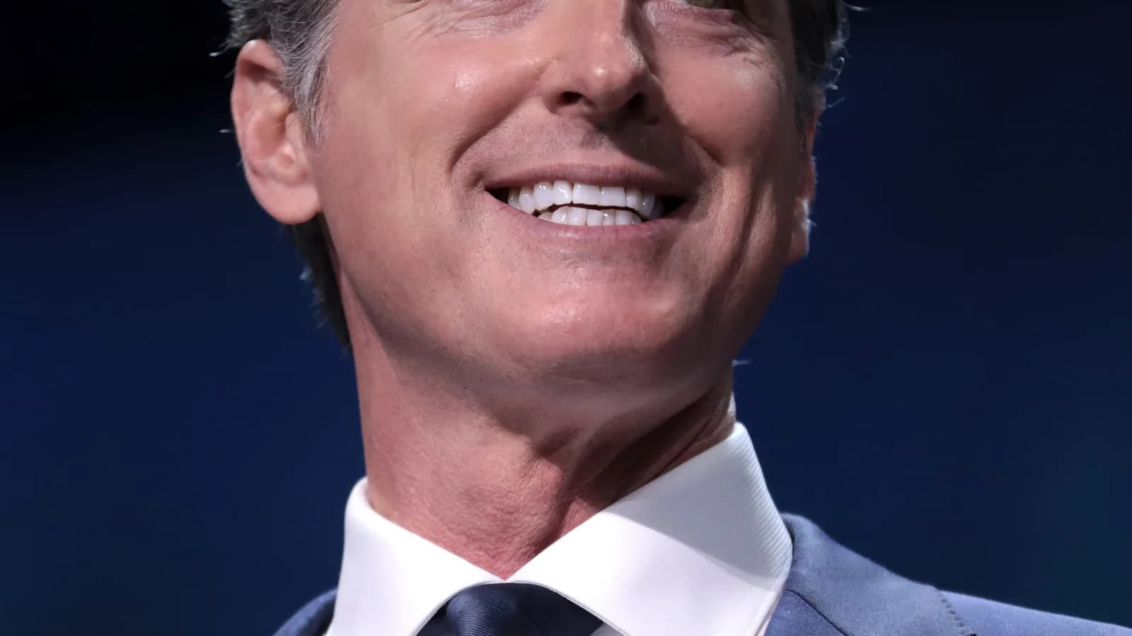 Gavin Newsom discursa em microfone durante evento público