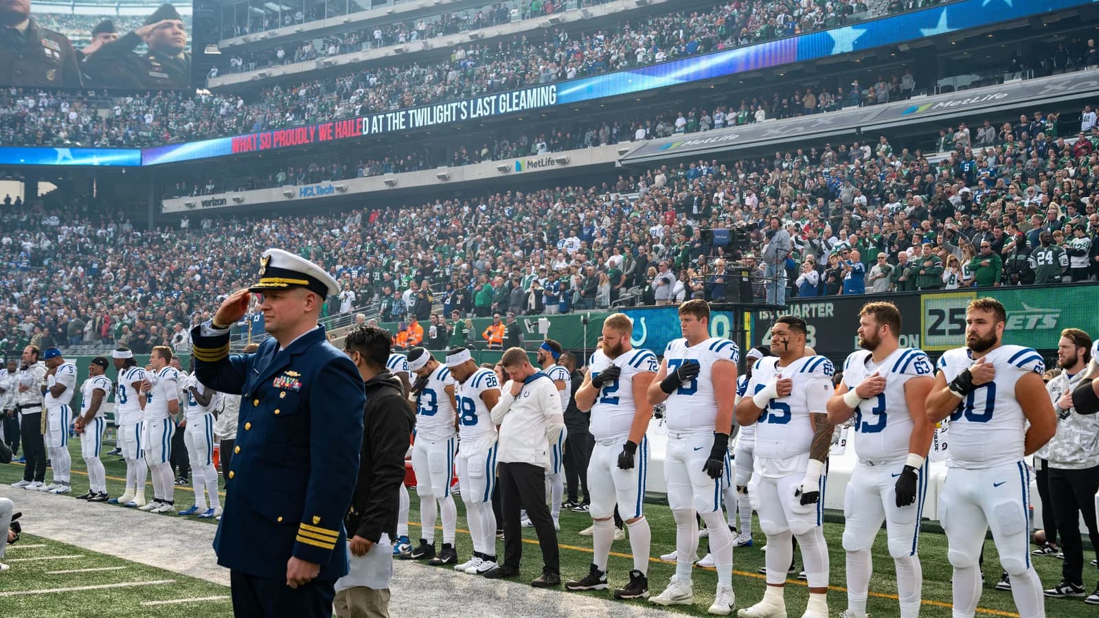 Jogadores do Indianapolis Colts perfilados no gramado antes de uma partida, foto de arquivo