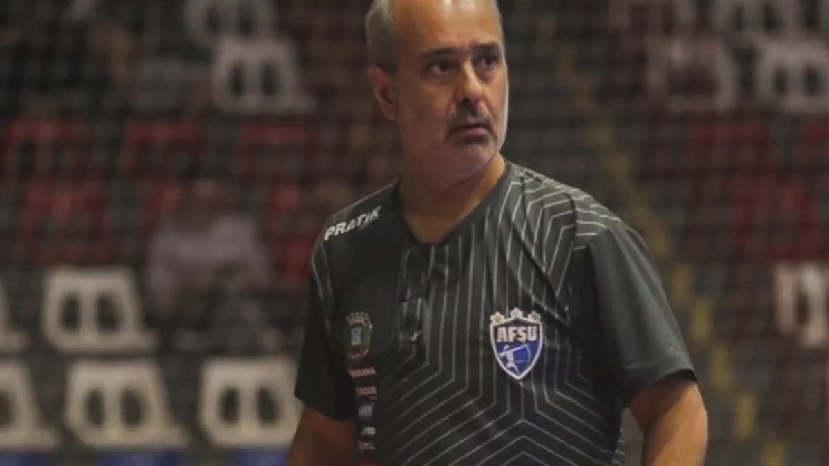 Peri Fuentes em quadra durante passagem pelo Umuarama, de uniforme cinza do clube