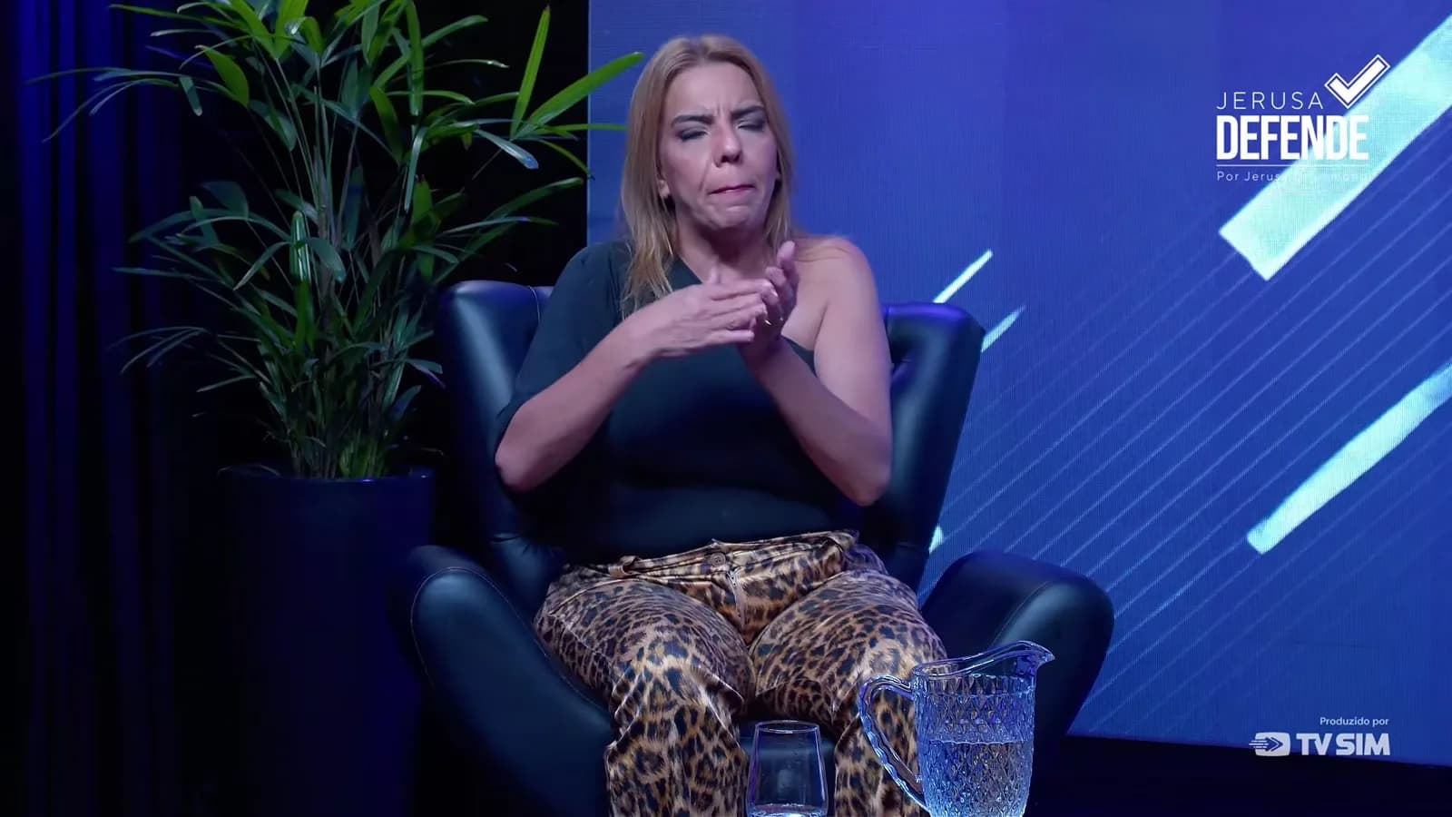 Apresentadora Jerusa fala ao público durante o programa Jerusa Defende