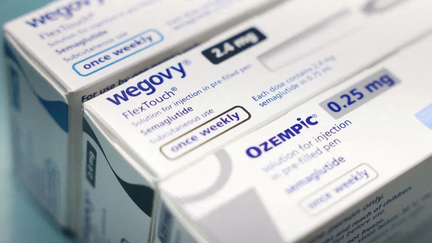 Caixas de Wegovy e Ozempic, medicamentos à base de semaglutida, aparecem sobre uma superfície clara