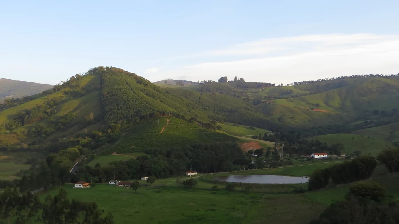 Paisagem de morros verdes em Camanducaia, região de Monte Verde, Minas Gerais