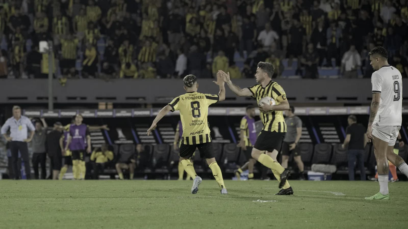 Jogador do Botafogo com a camisa 9 e o nome Soares nas costas em partida de 2024