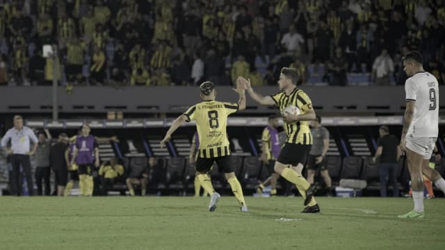 Jogador do Botafogo com a camisa 9 e o nome Soares nas costas em partida de 2024