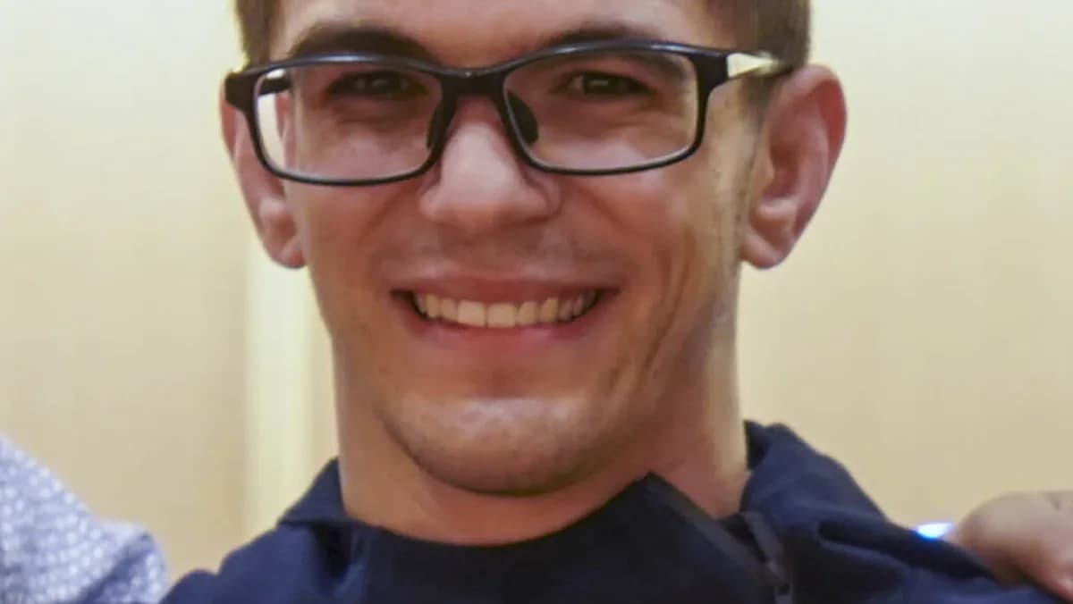 Mikey Musumeci, campeão do UFC BJJ, sorri em retrato (foto de arquivo)