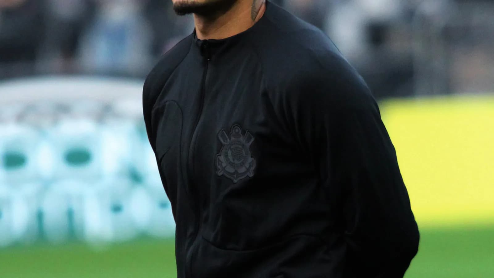 Du Queiroz em campo com o uniforme de treino do Corinthians