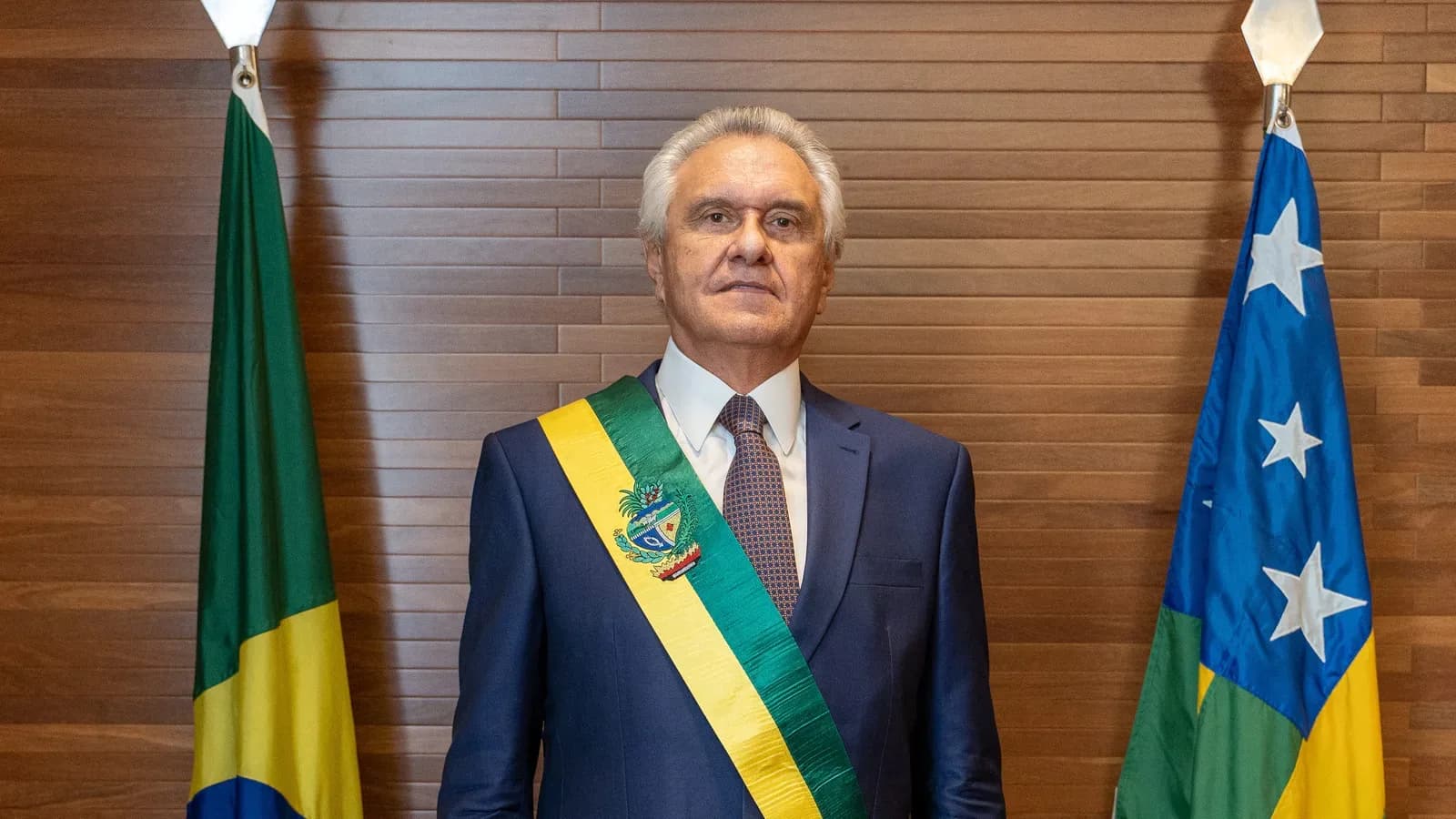 Ronaldo Caiado, governador de Goiás, com a faixa do cargo entre as bandeiras do Brasil e de Goiás