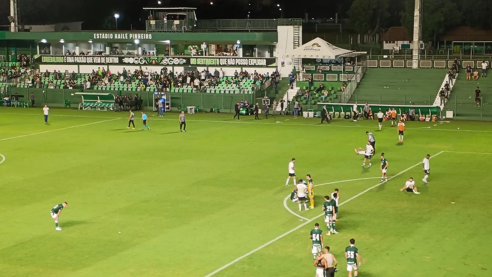 Estádio Hailé Pinheiro, a Serrinha, durante partida com torcida nas arquibancadas