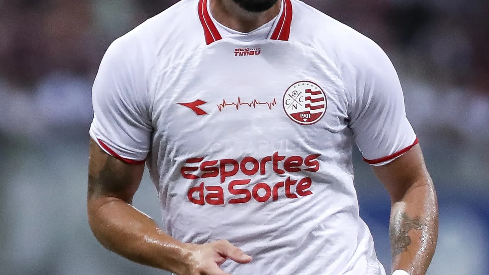 Jogador do Náutico em campo com a camisa oficial do clube, em foto de arquivo de fevereiro de 2026