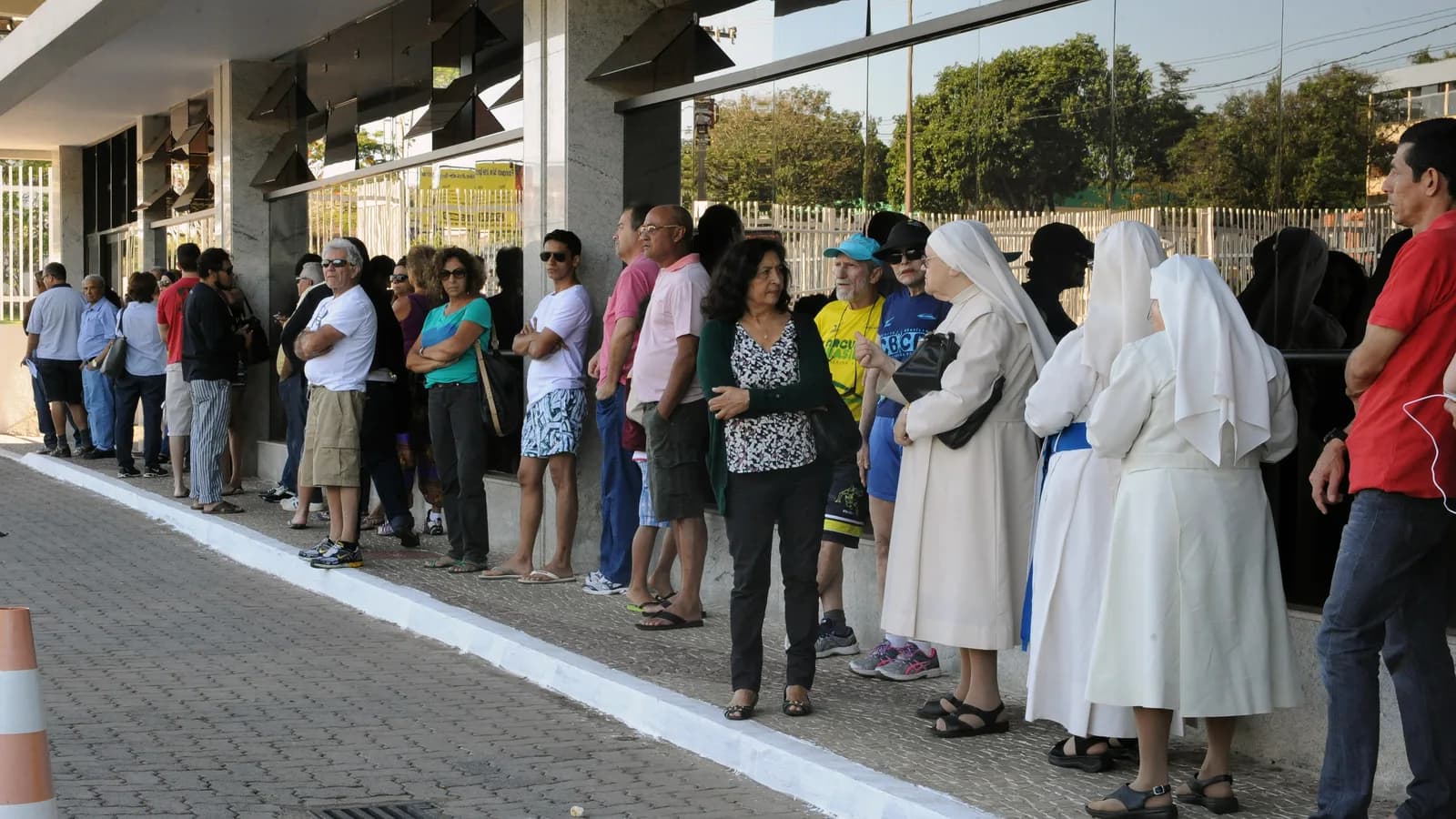 Eleitores aguardam em fila para votar em zona eleitoral de Brasília