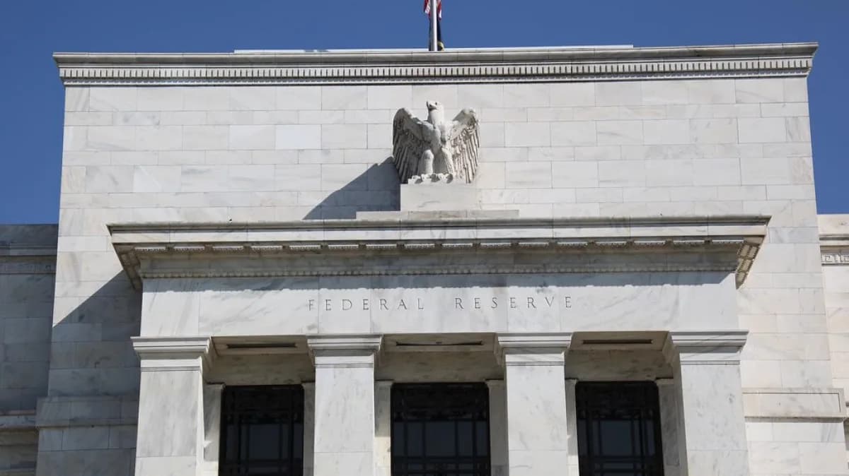 Fachada do Federal Reserve, em Washington, com a bandeira dos Estados Unidos
