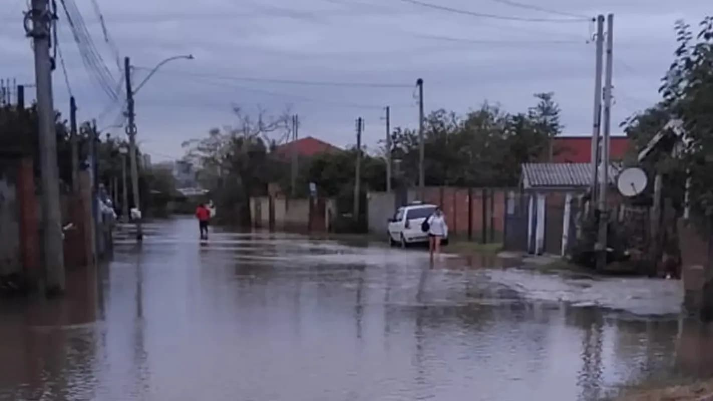 Rua alagada em bairro de Porto Alegre, no Rio Grande do Sul (foto de arquivo)