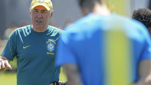 Carlo Ancelotti orienta jogadores da Seleção Brasileira em treino