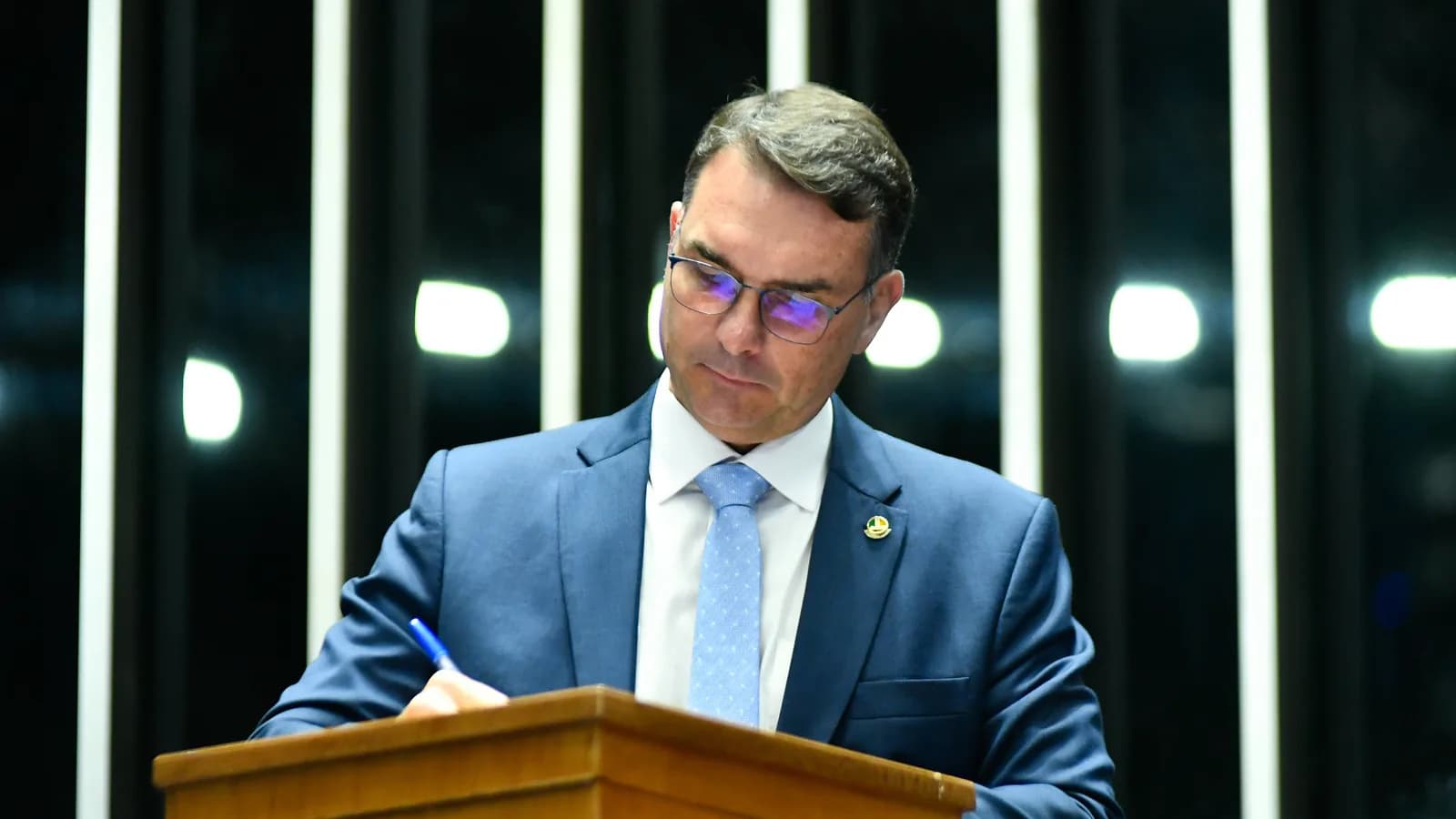 Flávio Bolsonaro discursa em púlpito do plenário do Senado Federal