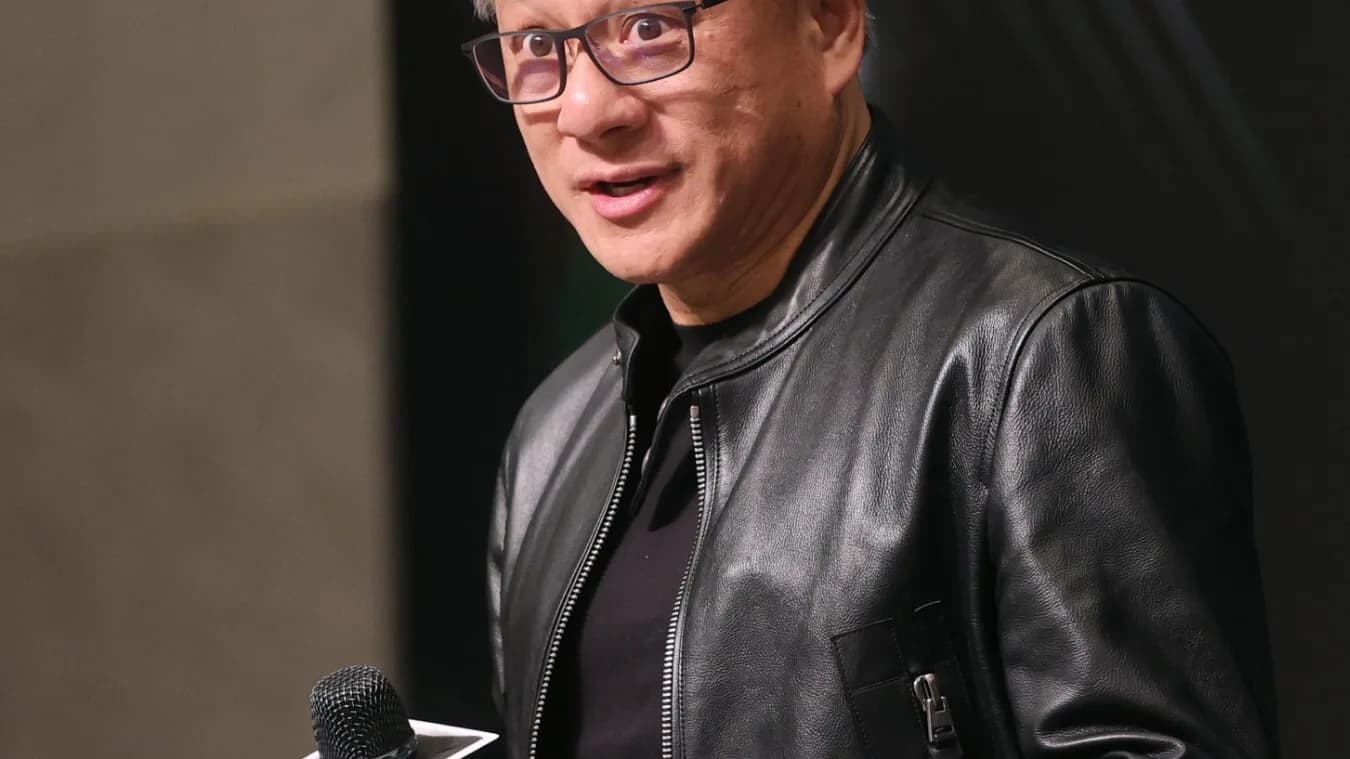Jensen Huang, CEO da Nvidia, fala ao microfone durante evento
