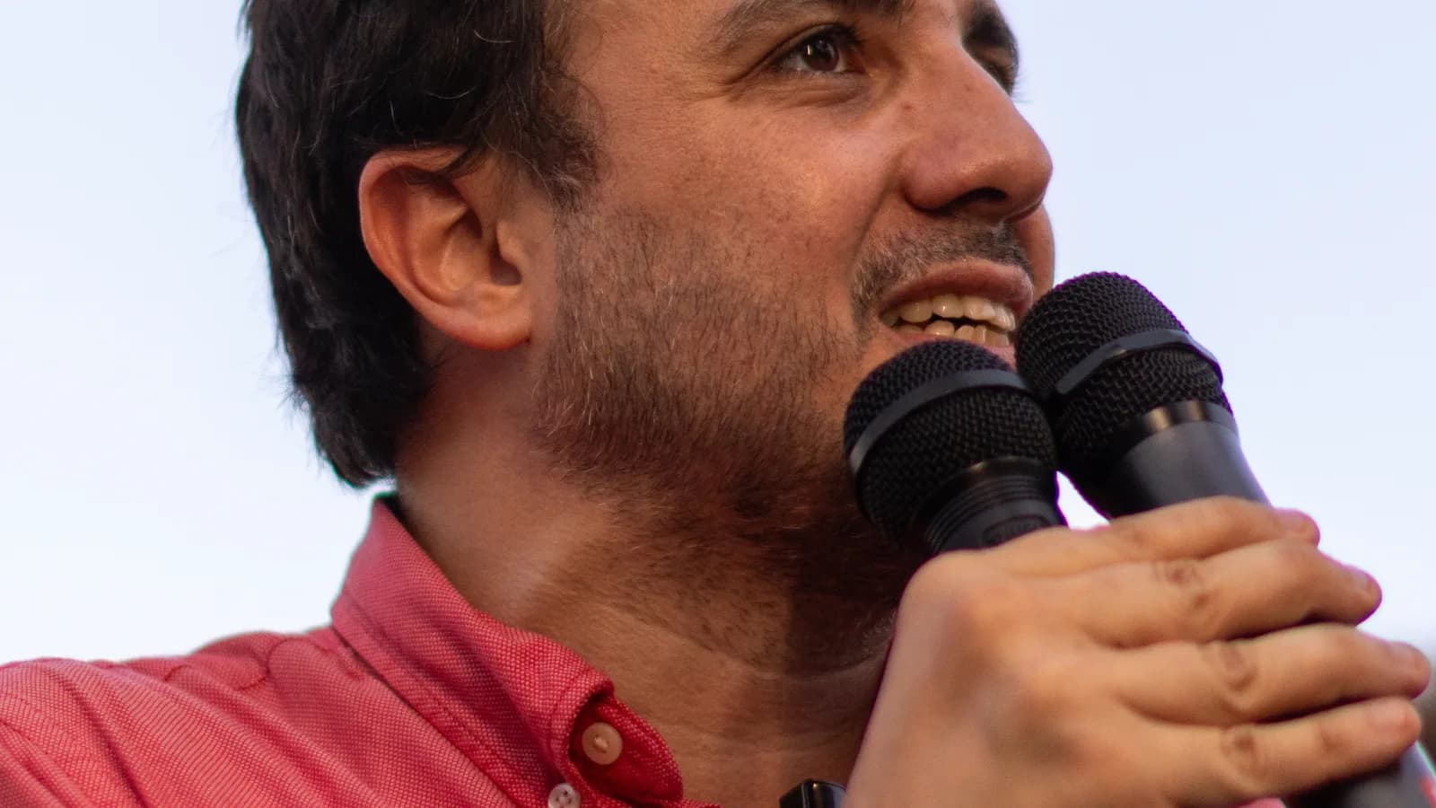 Renan Santos, candidato à Presidência pelo partido Missão, discursa ao microfone (foto de arquivo, janeiro de 2026)