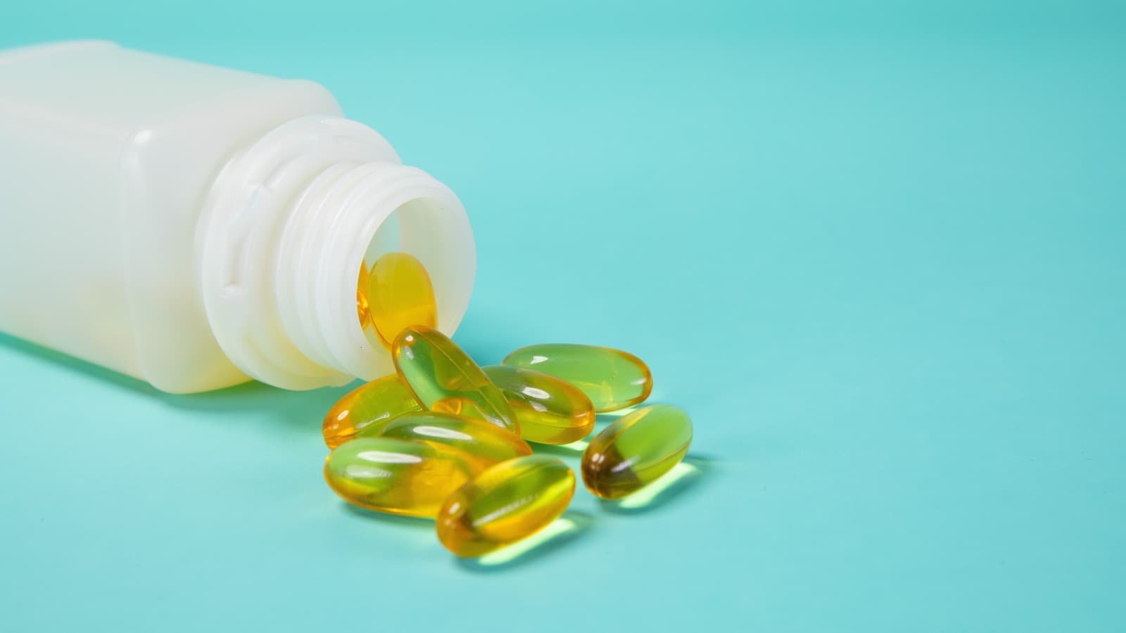 Cápsulas de suplemento saindo de um pote, em foto genérica que ilustra o tema dos suplementos irregulares