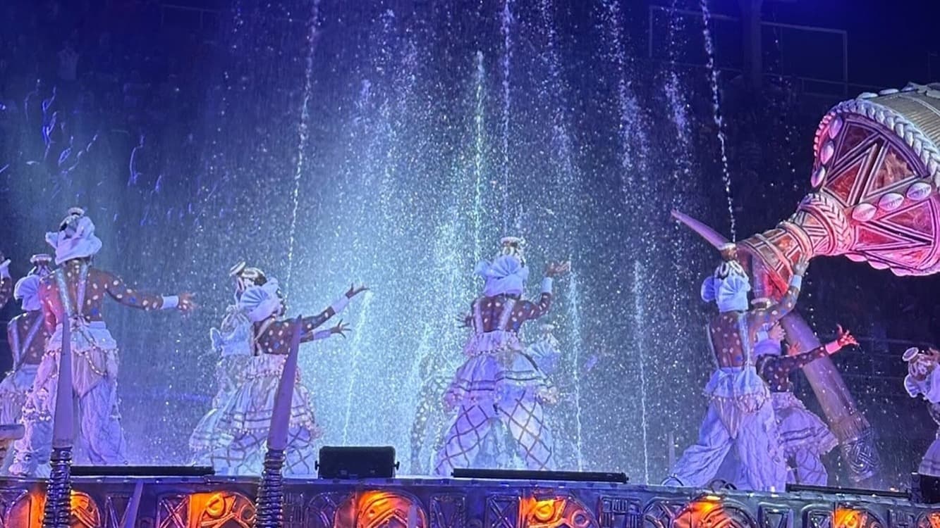 Comissão de frente da Imperatriz Leopoldinense durante desfile no Carnaval, com efeitos de água e luz azul