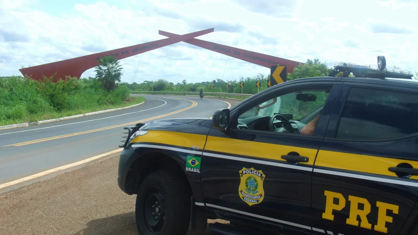 Viatura da Polícia Rodoviária Federal estacionada no acostamento de uma rodovia