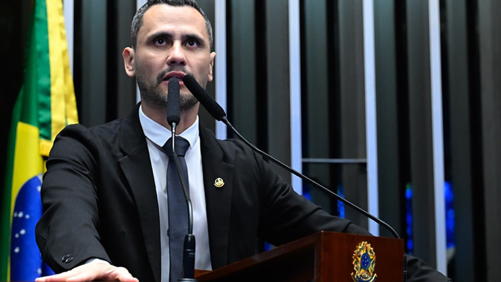 Senador Cleitinho discursa na tribuna do plenário do Senado Federal