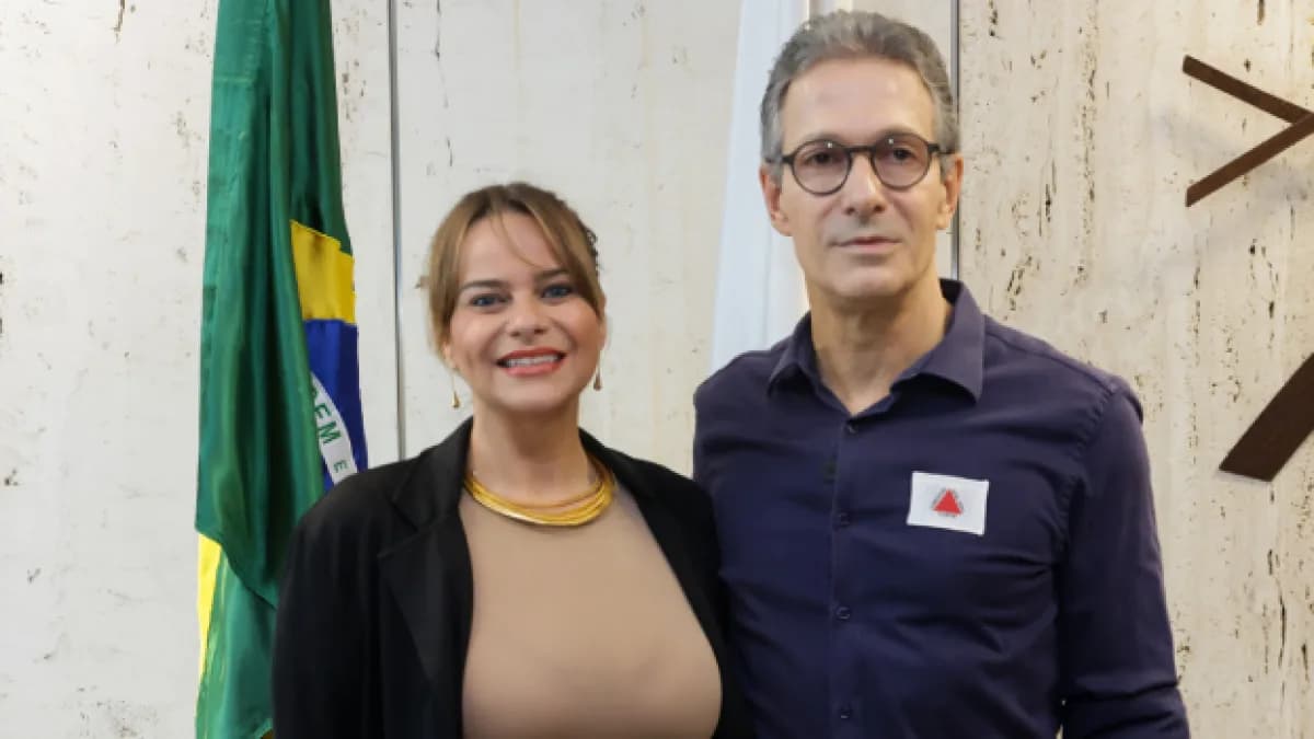 Bárbara Botega sorri ao lado do governador Romeu Zema durante cerimônia oficial em Minas Gerais