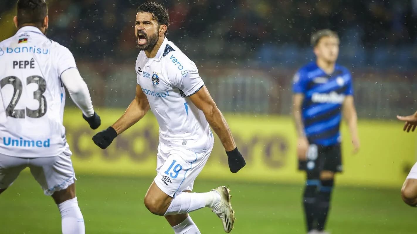 Jogadores do Grêmio comemoram gol em campo (foto de arquivo)