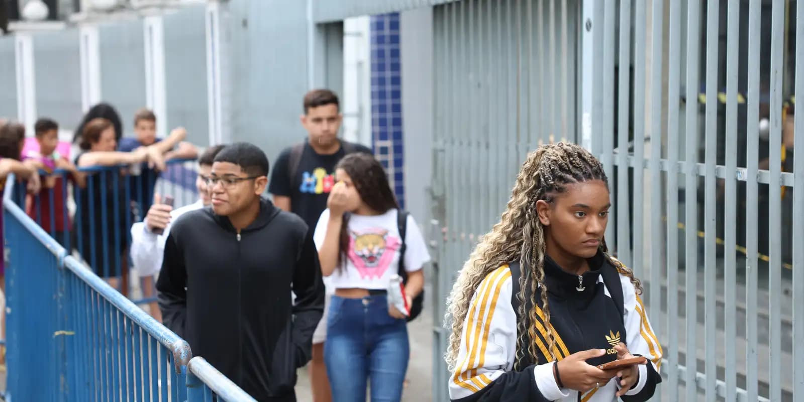 Estudantes caminham após saírem de local de prova do Enem, em foto de arquivo
