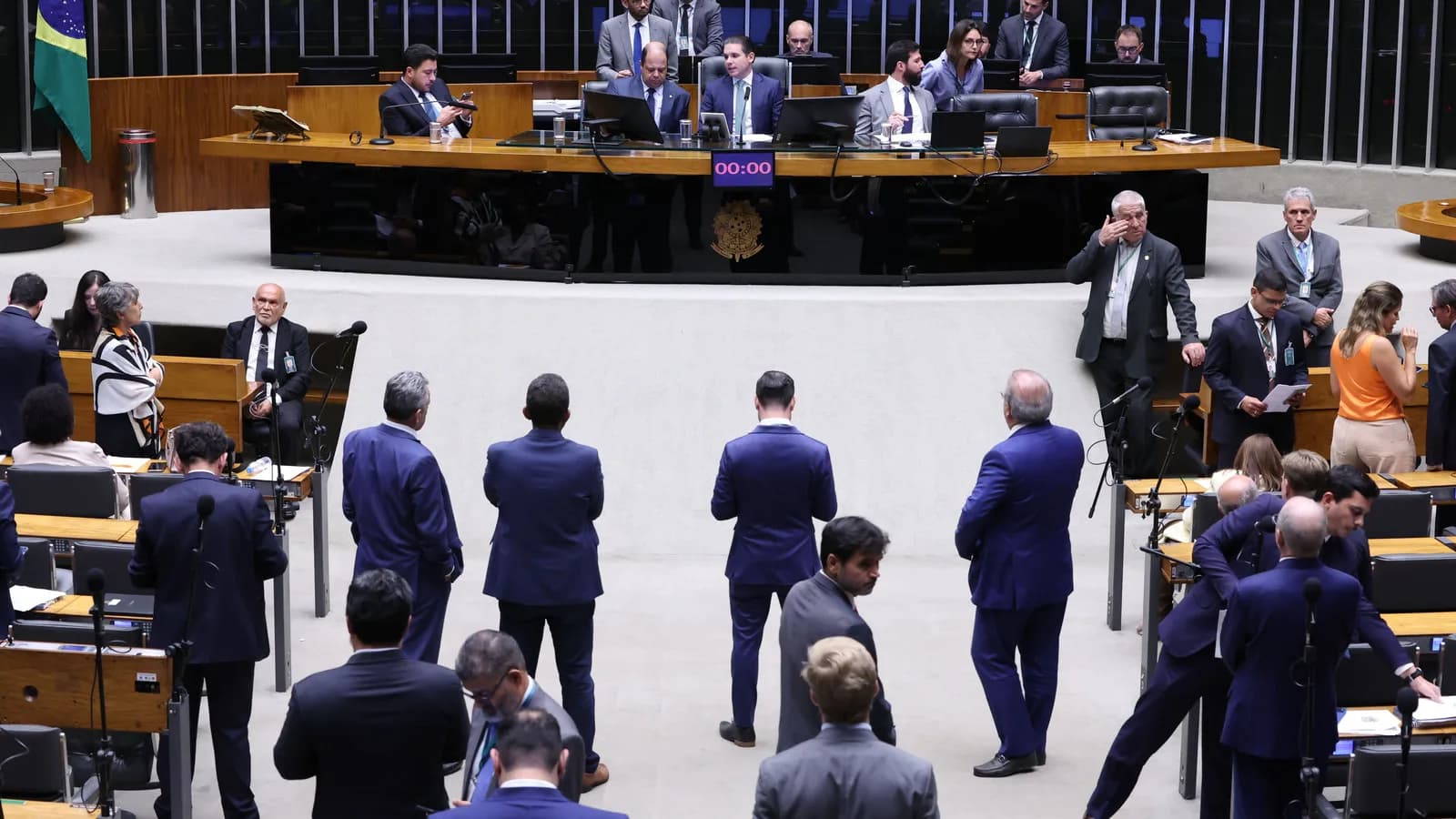 Deputados discutem e votam propostas legislativas no plenário da Câmara dos Deputados