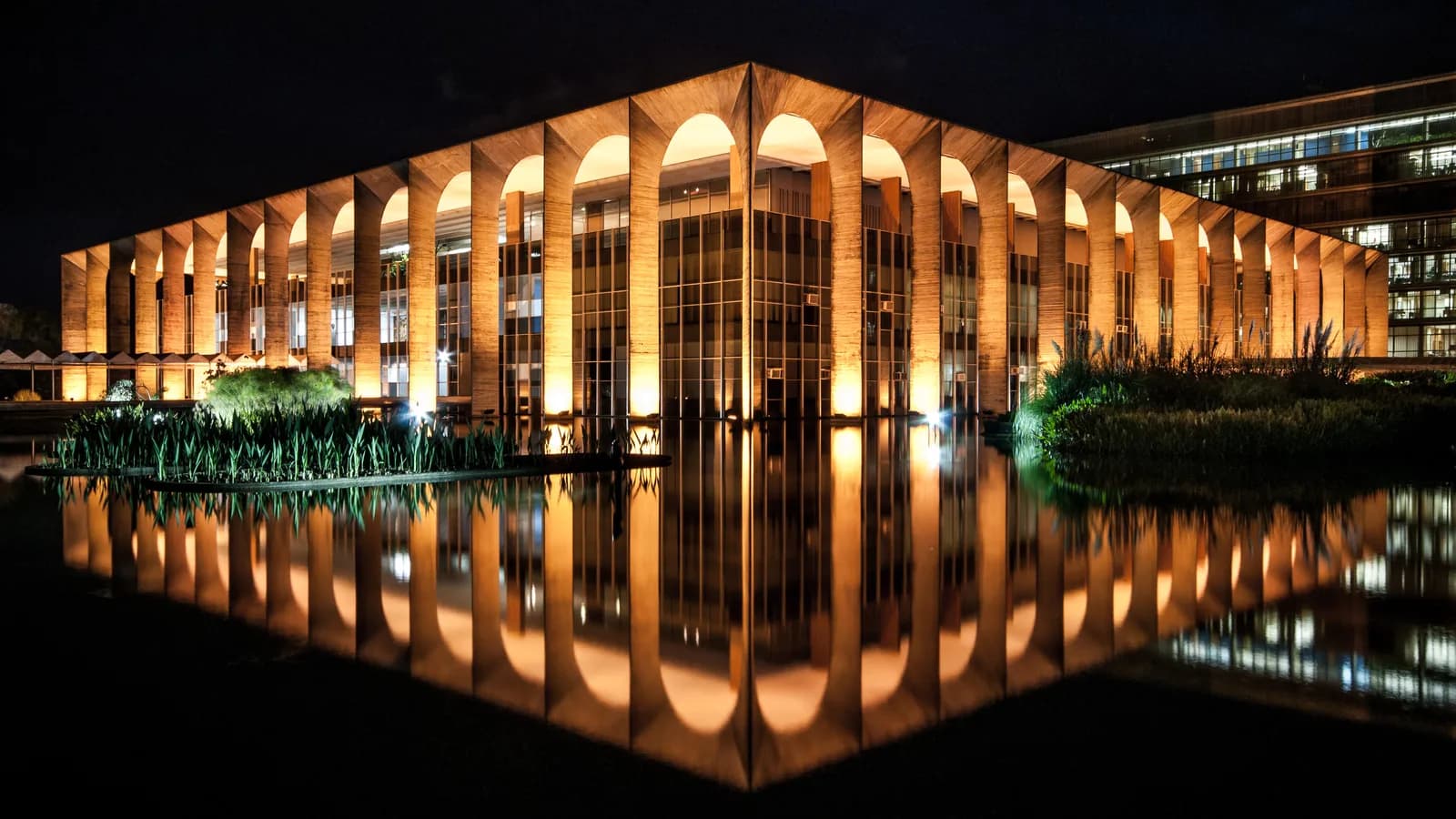 Fachada iluminada do Palácio Itamaraty, sede do Ministério das Relações Exteriores, em Brasília, à noite