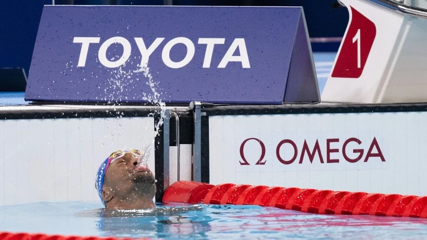 Nadador paralímpico emerge da piscina durante competição