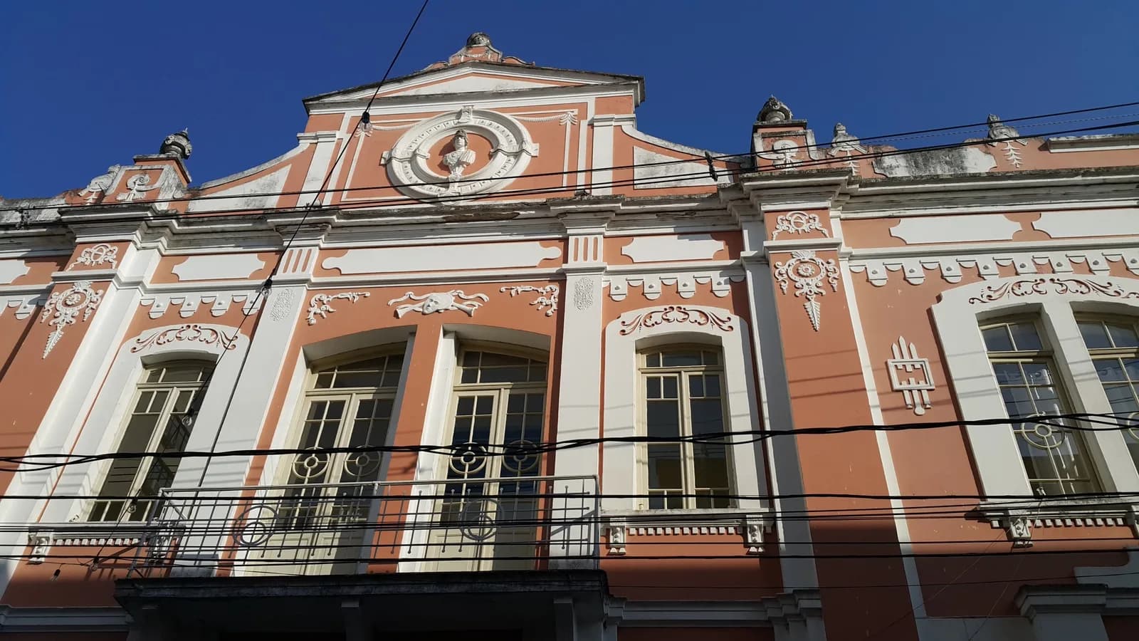 Fachada histórica do Teatro Metrópole, em Taubaté (SP), cidade onde o crime ocorreu